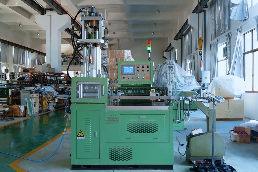 How is the use of vertical hydraulic injection molding machines shaping the present and future of plastics manufacturing?