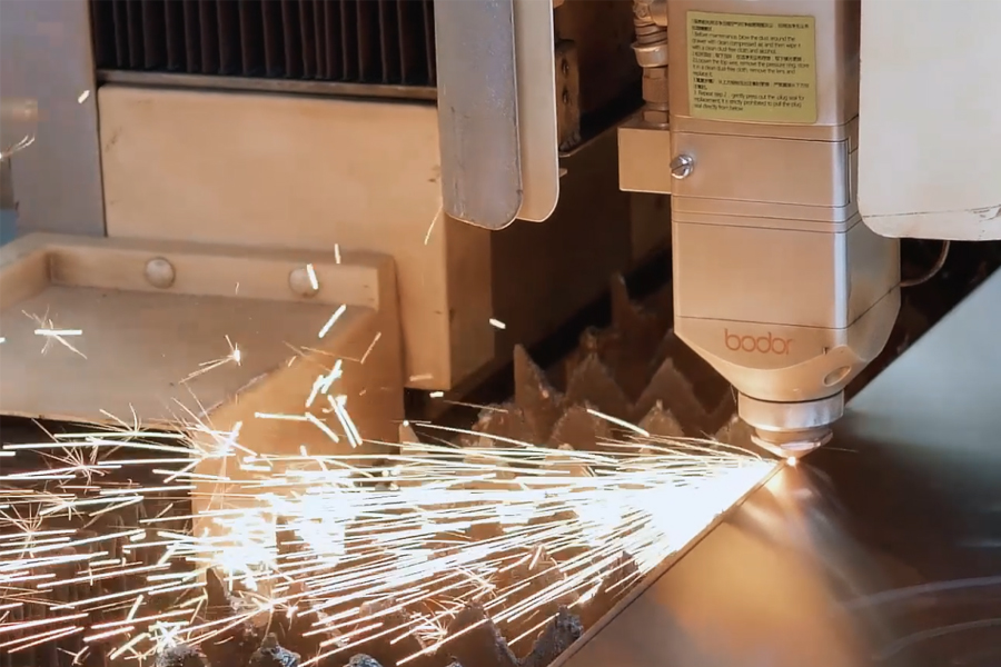 How can the use of multiple vertical injection molding machines enhance productivity and flexibility in the plastic manufacturing industry?